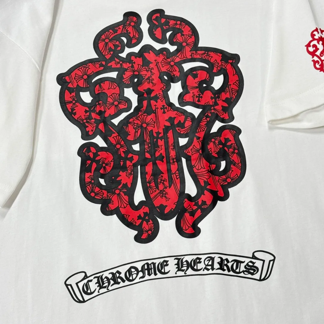 P170 Chrome Hearts 25 high-end versions. The fabric is made of 300 grams of high-density pure cotton. It does not deform or shrink. It has three labels. It is the same style for men and women. Technology: suede foaming + digital printing. Color: white, black. SIZE: S-XL.